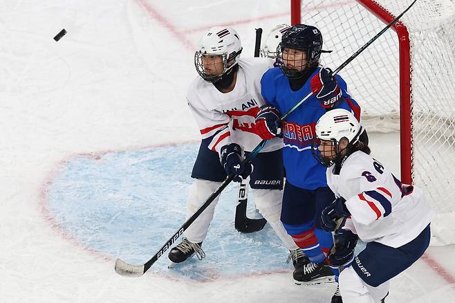 Park Jong-ah (center), captain of the South Korean women's hockey team, fights for the puck in a preliminary match against Thailand at the Harbin Sports University Student Ice Rink in China on Feb. 6. (Yonhap)