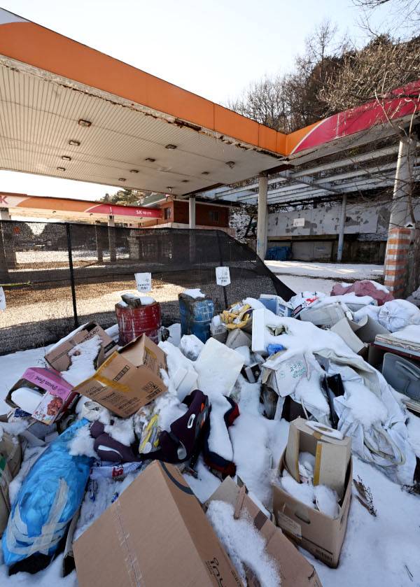 폐업 주유소는 순식간에 쓰레기장으로 변신한다. 경기도 남양주시 화도읍의 한 주유소도 그랬다. 주차장과 시설물 주변에 쌓인 폐기물, 쓰레기들이 버려진 주유소라는 걸 웅변하고 있다.