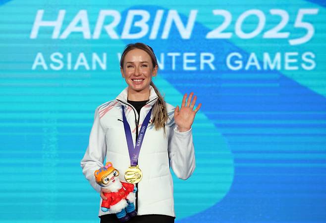 예카테리나 압바쿠모바가 지난 11일 중국 헤이룽장성 야부리에서 열린 동계아시안게임 바이애슬론 여자 7.5km 스프린트 시상식에서 금메달을 목에 걸고 활짝 웃고 있다. [로이터 = 연합뉴스]