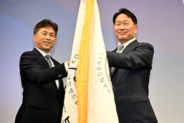 사진 최태원 대한핸드볼협회장이 곽노정 신임 협회장에게 협회기를 전달하고 있다, 사진 제공=대한핸드볼협회