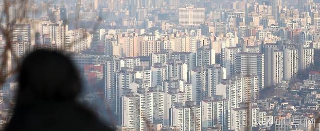 [서울=뉴시스] 김선웅 기자 = 3주 연속 보합세를 보이던 서울 아파트 가격이 9개월 만에 미세한 하락 전환을 보였다. 한국부동산원이 발표한 1월 둘째 주 전국 주간 아파트 가격 동향에 따르면 서울 아파트 가격은 3주 연속 보합(0.00%)을 기록한 것으로 나타났으나 소수점을 넓혀 세부적으로 보면 지난 주 보다 0.0043% 하락했다. 이는 지난해 3월 이후 9개월 만에 실질적으로 '하락전환'한 것으로 나타난 것이다.  19일 서울 소재 아파트 단지의 모습. 2025.01.19. mangusta@newsis.com /사진=김선웅