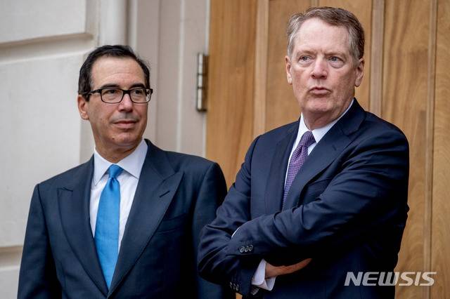 라이트하이저 전 미국 무역대표부 대표(오른쪽). /사진=뉴시스
