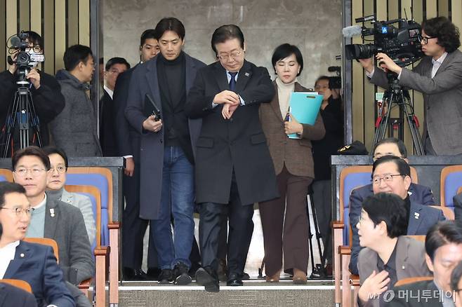이재명 더불어민주당 대표가 지난달 15일 오전 서울 여의도 국회에서 열린 비상의원총회에 참석하며 시간을 확인하고 있다. / 사진제공=뉴시스
