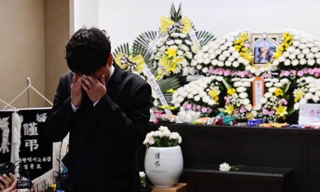 아빠의 오열  교사가 휘두른 흉기에 찔려 숨진 김하늘 양 빈소가 12일 대전 서구 관저동 건양대병원 장례식장에 마련된 가운데 김 양의 아버지가 인터뷰 중 얼굴을 감싼 채 흐느끼고 있다. 문호남 기자
