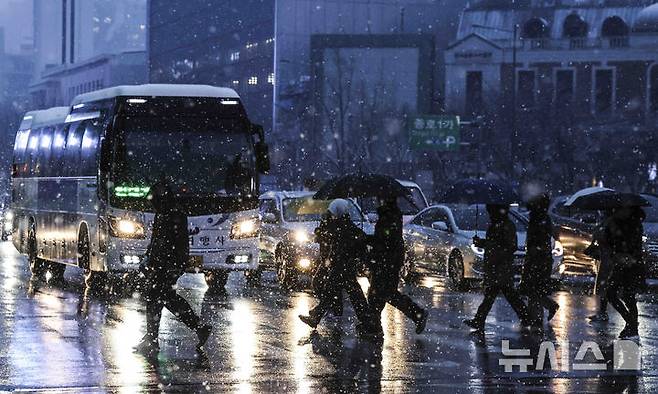 [서울=뉴시스] 김근수 기자 = 서울 지역에 눈이 내리는 12일 오전 서울 종로구 세종대로 인근에서 시민들이 출근길에 나서고 있다. 2025.02.12. ks@newsis.com