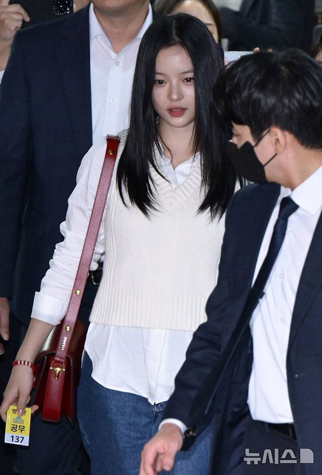 [서울=뉴시스] 국회사진기자단 = 그룹 '뉴진스' 하니가 15일 서울 여의도 국회에서 열린 환경노동위원회 국정감사에 참고인으로 출석하기 위해 들어서고 있다. 2024.10.15. photo@newsis.com