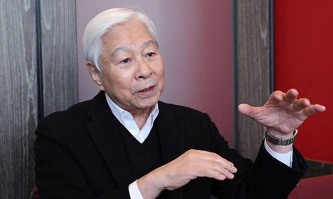 방열 대한민국 농구협회 고문이 지난 7일 경기 용인의 한 카페에서 인터뷰를 하기 앞서 포즈를 취했다. 농구선수와 감독, 대학교수 그리고 스포츠행정가까지 세 분야에서 모두 뛰어난 성과를 남긴 방 고문은 “감독, 교수, 협회장 중 고르라면 감독으로 불리고 싶다”고 말했다.&nbsp;용인=남정탁 기자