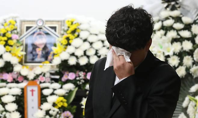 12일 대전 서구 한 초등학교에서 40대 교사에게 살해된 김하늘양의 아버지가 건양대병원 장례식장에 마련된 빈소에서 취재진과 인터뷰중 눈물을 닦고 있다. 뉴스1
