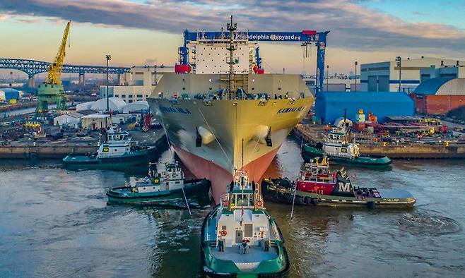 한화오션이 지난 2024년 인수한 미국 필리조선소 도크에 상선이 접안하는 모습. 한화오션 제공