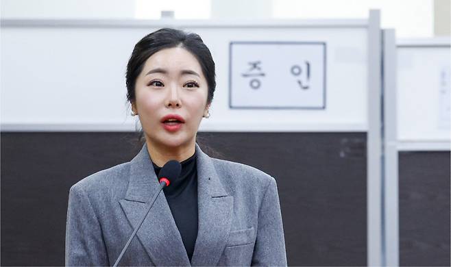 노상원 전 국군정보사령관이 자주 찾은 것으로 알려진 무속인, ‘비단 아씨’ 이선진 씨가 2월 4일 국회에서 열린 ‘윤석열 정부의 비상계엄 선포를 통한 내란 혐의 진상규명 국정조사 특별위원회’ 청문회에 출석했다. [뉴스1]