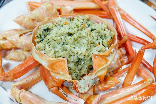 울진 왕돌회수산의 게딱지 볶음밥. 겨울 울진대게 식도락 나들이의 마지막을 장식하는 진미이다        울진｜김재범 기자 oldfield@donga.com