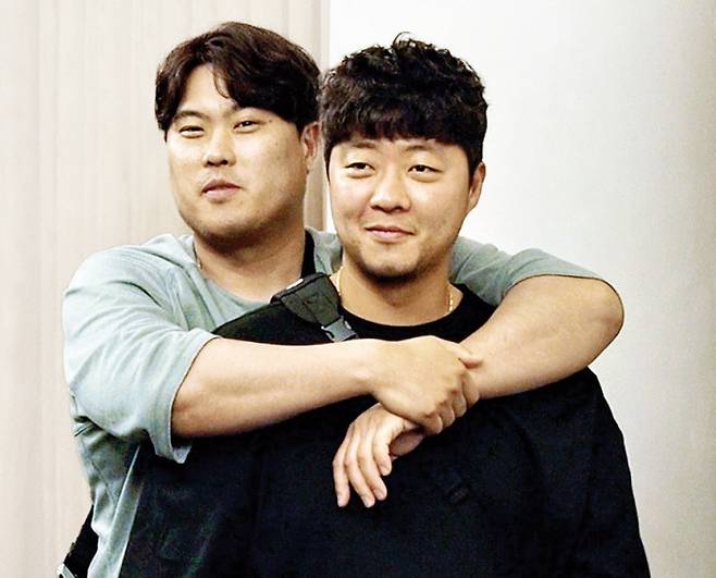 한화 류현진(왼쪽)과 김범수가 최근 호주 멜버른에서 진행한 스프링캠프 훈련을 마치고 포즈를 취하고 있다. 한화 이글스 제공