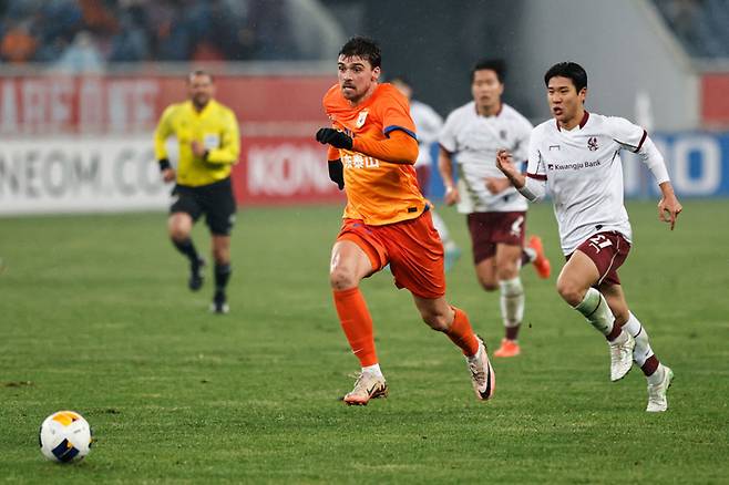 산둥 제카가 11일 ACLE 광주FC와의 홈경기에서 드리블 돌파하고 있다. Getty Images코리아