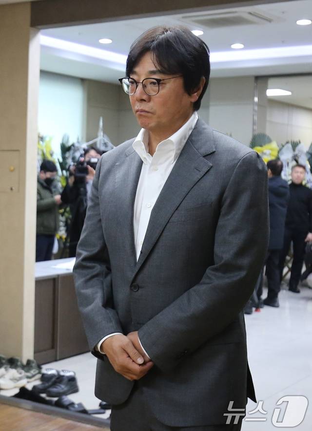 황선홍 대전하나시티즌 감독이 12일 대전 서구 건양대병원 장례식장에 마련된 김하늘양의 빈소에 조문하고 있다. 김하늘양은 평소 대전시티즌팬으로 알려졌다. /사진=뉴스1 제공