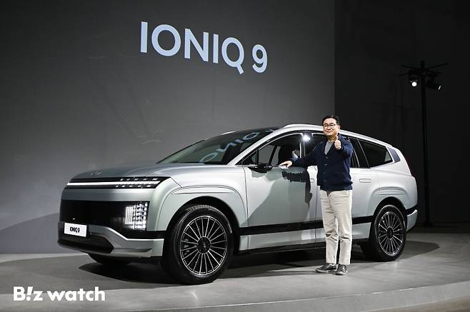 정유석 현대자동차 국내사업본부 부사장이 11일 오전 서울 광진구 그랜드 워커힐 서울에서 열린 아이오닉9 미디어 신차설명회에 참석해 신차와 함께 포즈를 취하고 있다./사진=이명근 기자 qwe123@