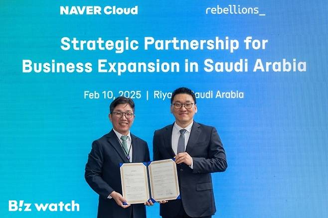 김유원(왼쪽) 네이버클라우드 대표와 박성현 리벨리온 대표가 이달 10일 사우디아라비아 리야드에서 사우디 인공지능(AI) 사업에 협력하는 업무협약(MOU)을 체결한 뒤 기념사진을 촬영하고 있다. 사진제공=네이버클라우드