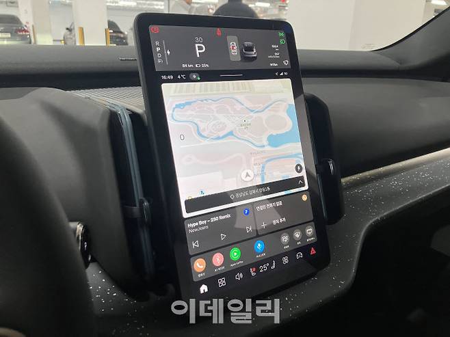 볼보 EX30 디스플레이와 전면 하만카돈 사운드바(사진=정병묵 기자)