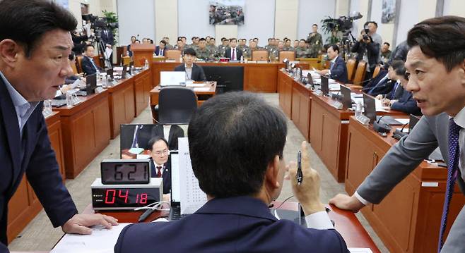 지난해 12월 10일 오후 국회에서 열린 국방위원회의 긴급 현안질의에서 성일종(가운데) 위원장이 여야 간사인 국민의힘 강대식, 더불어미눚당 부승찬 의원고 논의하고 있다. (사진=뉴시스)