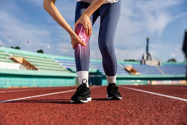 관절 손상은 노화 외에도 관절을 망치는 잘못된 운동습관이 원인일 수 있다. [사진=클립아트코리아]