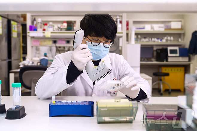 브릿지바이오테라퓨틱스 연구원이 물질 분석을 하고 있다.(브릿지바이오테라퓨틱스 제공)/뉴스1