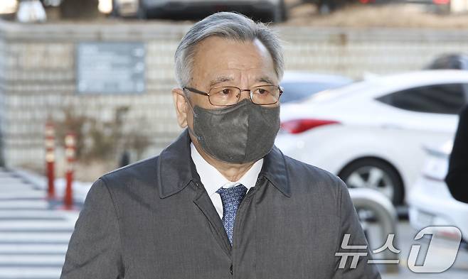 '대장동 사건'과 관련해 민간업자들에게 청탁을 대가로 금품을 수수한 혐의로 재판에 넘겨진 박영수 전 특별검사가 13일 오전 서울 서초구 서울중앙지법에서 열린 '특정경제범죄가중처벌등에관한법률위반(수재 등)' 혐의 1심 선고공판에 출석하고 있다. 이날 열린 1심 재판에서 박영수 전 특별검사는 징역 7년을 선고 받았다. (공동취재) 2025.2.13/뉴스1 ⓒ News1 박세연 기자