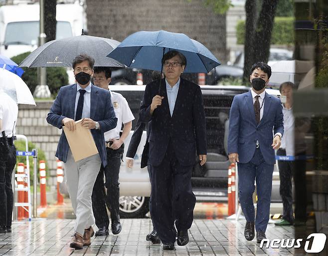 대장동 로비 의혹을 받고 있는 양재식 변호사(전 특검보)가 29일 오전 서울 서초구 서울중앙지방법원에서 열린 구속 전 피의자심문(영장실질심사)에 출석하고 있다. 2023.6.29/뉴스1 ⓒ News1 신웅수 기자