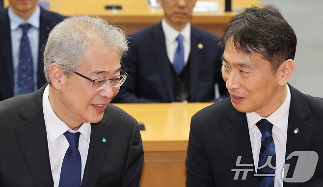 13일 오전 서울 종로구 한국금융연수원에서 열린 사외이사 양성 및 역량 강화를 위한 업무협약식에 이복현 금융감독원장(오른쪽)과 임종룡 우리금융그룹 회장이 대화를 나누고 있다. 2025.2.13/뉴스1 ⓒ News1 장수영 기자