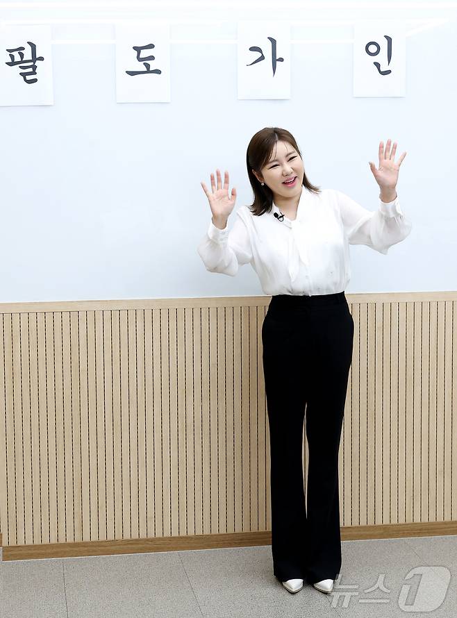 트로트 가수 송가인이 13일 경기도 남양주의 한 스튜디오에서 열린 '팔도가인' 유튜브 콘텐츠 티저 촬영을 하고 있다. ⓒ News1 권현진 기자