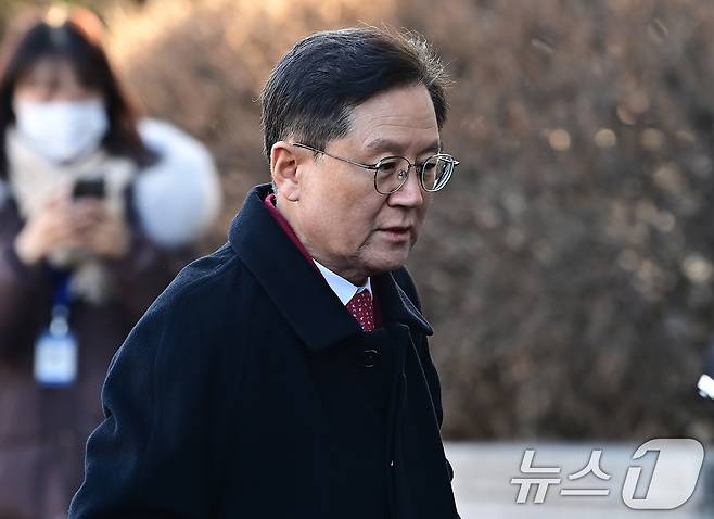 윤석열 대통령 측 변호인인 윤갑근 변호사가 13일 오전 서울 종로구 헌법재판소에서 열리는 윤석열 대통령 탄핵 심판 8차 변론기일에 출석하고 있다. 2025.2.13/뉴스1 ⓒ News1 사진공동취재단