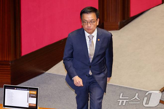 최상목 대통령 권한대행 부총리 겸 기획재정부 장관이 13일 오후 서울 여의도 국회에서 열린 제422회국회(임시회) 제5차 본회의에서 고동진 국민의힘 의원 대정부 질문에 답한 뒤 자리로 향하고 있다. 2025.2.13/뉴스1 ⓒ News1 안은나 기자