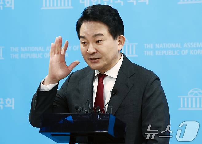 원희룡 전 국토교통부 장관이 12일 오전 서울 여의도 국회 소통관에서 헌법재판소의 윤석열 대통령 탄핵심판 불공정성 및 편향성 문제 관련 기자회견을 마치고 취재진 질의에 답변하고 있다. 2025.2.12/뉴스1 ⓒ News1 김민지 기자