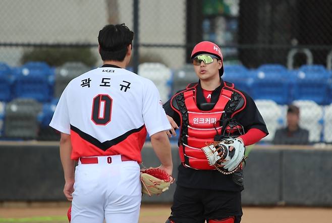 KIA 곽도규가 미국 어바인 스프링캠프에서 불펜피칭을 마친 후 포수 한승택과 얘기하고 있다. 사진 | KIA 타이거즈
