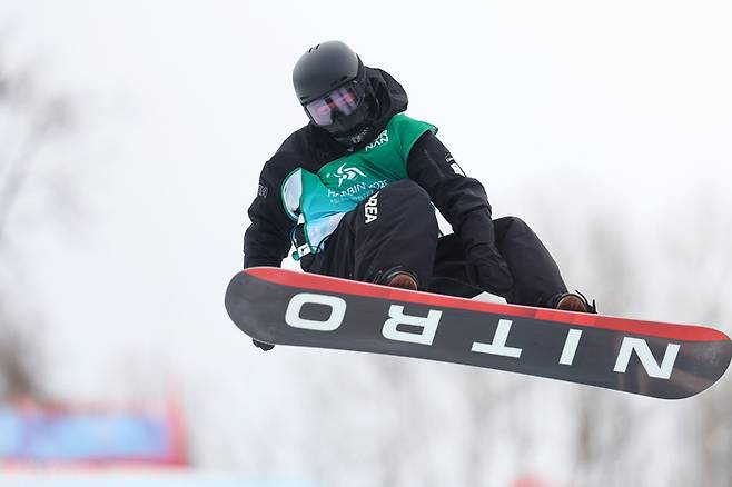 스노보드 국가대표 이채운이 13일 중국 야부리 스키리조트에서 2025 하얼빈 동계아시안게임 스노보드 남자 하프파이프 결선에 앞서 훈련하고 있다. 사진 | 야부리=연합뉴스