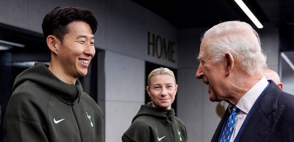 토트넘 홋스퍼 캡틴 손흥민과 영국 찰스 3세 국왕. 사진┃토트넘 홋스퍼