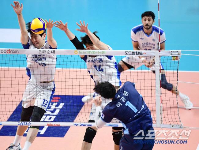 우리카드 이강원의 스파이크를 막아서고 있는 삼성화재 김준우, 이시몬. 장충동=송정헌 기자songs@sportschosun.com/2025.01.18/