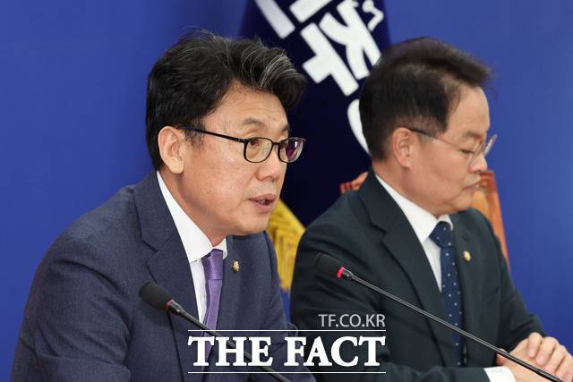 더불어민주당이 13일 민생 회복과 경제 성장을 '투트랙'으로 하는 약 35조원 규모의 자체 추경안을 정부여당에 제안했다. 진성준 정책위의장(왼쪽)과 허영 민생경제회복단장의 모습. /뉴시스