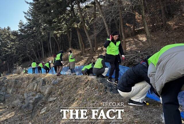 전국 최대 두꺼비 집단 산란지인 망월지(대구시 수성구 욱수동) 일대에서 열린 두꺼비 로드킬 방지를 위한 펜스 설치 행사. /대구수성구
