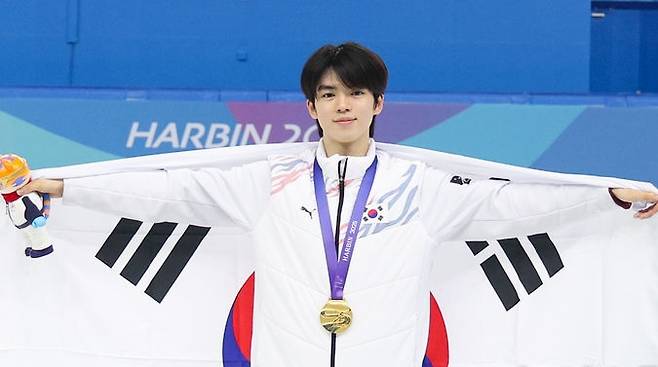 13일(현지시간) 중국 하얼빈 헤이룽장 빙상훈련센터에서 열린 2025 하얼빈 동계 아시안게임 피겨스케이팅 남자 싱글 시상식에서 차준환이 금메달을 수상하고 있다. /뉴시스