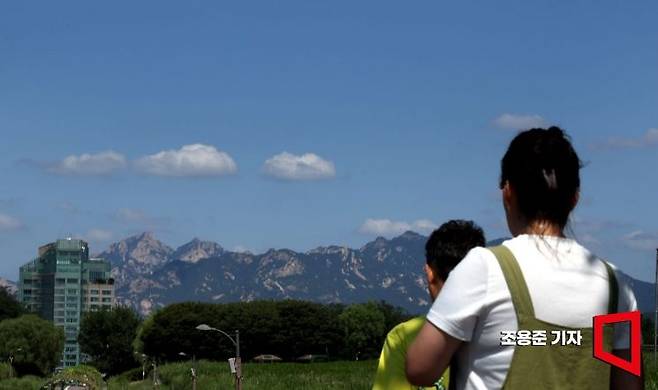 처서를 지나면서 아침 저녁으로 불던 뜨거운 바람이 한 풀 꺽인 지난해 8월 28일 서울 하늘이 모처럼 파란 가을빛으로 물들자 상암동 하늘공원을 찾은 시민들이 북한산을 바라보고 있다. 사진=조용준 기자 jun21@