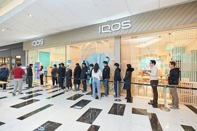 한국필립모리스의 '아이코스 일루마 아이' 시리즈 사전 구매가 시작된 지난 7일 오전 아이코스 스토어 여의도IFC점에 고객들이 줄을 선 모습.[사진=한국필립모리스]
