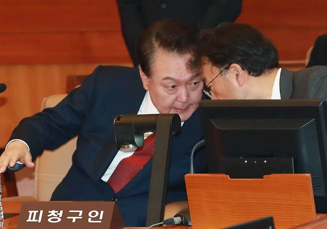 윤석열 대통령이 지나달 21일 헌법재판소에서 열린 탄핵심판 3차 변론에 출석해 차기환 변호인과 대화하고 있다. 윤 대통령 대리인단은 최근 헌재 변론에서 우리 선거에 중국이 개입했을 가능성이 크다는 의혹을 잇따라 제기했다.  /사진공동취재단