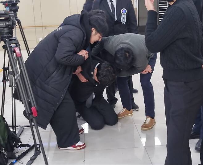 지난 10일 다니던 학교에서 교사에게 피살된 김하늘(8)양의 입관식이 13일 오전 대전 건양대병원 장례식장에서 진행됐다. 김양 아버지(가운데)가 입관 후 슬픔을 주체하지 못하고 주저앉아 오열하고 있다. /우정식 기자
