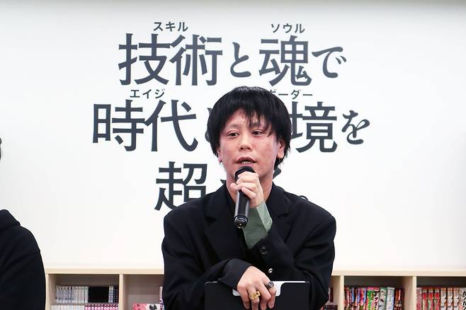 에토 슌지 작가가 지난 12일 오후 일본 도쿄 시나가와구에 위치한 '주식회사 넘버나인' 사무실에서 발언하고 있다. 에토 작가는 '신혈의 구세주’와 ‘나만 최강 초월자’의 스토리보드를 담당한다./네이버웹툰 제공