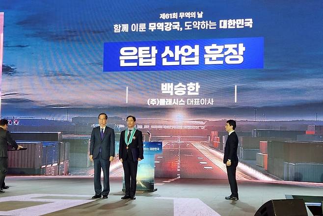 백승한 클래시스 대표(가운데)가 지난해 12월 개최된 '제61회 무역의 날' 기념식에서 은탑산업훈장을 수상했다. /클래시스