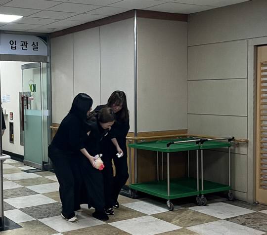 김하늘(8)양의 입관식이 진행된 13일 오전 대전 건양대병원 장례식장에서 김 양의 어머니가 슬픔 속 몸을 주체하지 못하고 있다. 이태희 기자