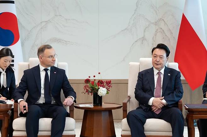 윤석열 대통령이 지난해 10월 24일 서울 용산 대통령실 청사에서 국빈 방한한 안제이 두다 폴란드 대통령과 한-폴란드 소인수회담을 하고 있다. ⓒ대통령실