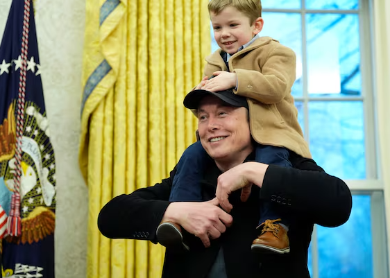 테슬라 최고경영자(CEO)와 아들 엑스 애시 에이 트웰브. 사진=연합뉴스