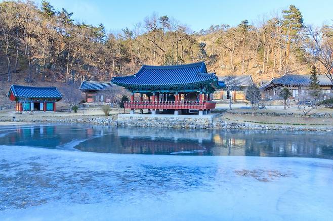 비구니 사찰인 불영사는 스님들이 직접 농사를 짓고 음식을 만들어내는 사찰 음식으로 유명하다.