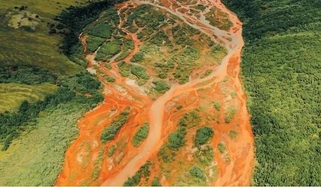 2023년 7월 미국 알래스카주 코북밸리계곡국립공원 내 새먼강이 주황색으로 변해 흐르고 있다. 기후변화로 인해 1년 내내 얼어있던 영구동토층이 녹으며 산화한 철광물이 흘러들고 있는 탓으로 추정된다. 사이언티픽 아메리칸 제공