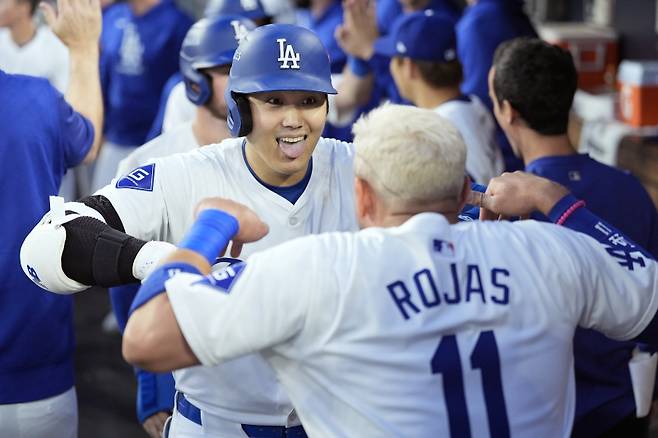 <yonhap photo-3239="">등번호 11의 로하스가 지난해 10월 더그아웃에서 오타니와 세리머니를 하고 있다. AP=연합뉴스</yonhap>